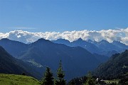 12 Vista lontano verso le montagne dei Laghi Gemelli 